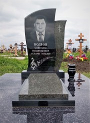 Памятник из сочетания гранита двух цветов, черный, зеленый. Высота стелы 120 см. Установлен на Копанском кладбище Краснодара.