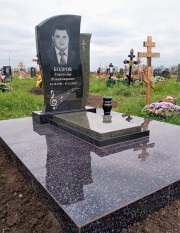 Гранит зеленый, черный, стела 120 см. Памятник установлен в Краснодаре по стандартам Копанского кладбища.