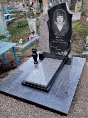 Гранит черный 120 см, гранит серый.  Памятник  для женщины.