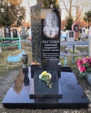Памятник выполнен в сочетании двух гранитов: черный- габбро Карелия, зеленый- Маславский. 