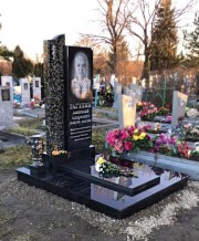 Памятник для мужчины, прямые классические формы в сочетании двух цветов.
