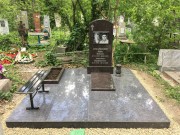 Памятник семейный из гранита, Дымовский, коричневый. Оформление - двойной гранитный портрет. Высота стелы 120 см.