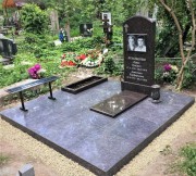 Памятник выполнен из коричневого, Дымовского гранита, высота стелы 120 см, дополнен двойным гранитным портретом.