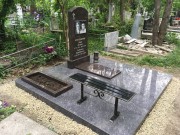 Семейный памятник из коричневого гранита, высота стелы 120 см.