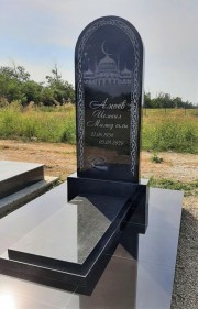 Памятник из чёрного гранита, высота стелы 180 см.