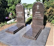 Памятник для мужчины, из коричневого гранита, простой классической формы.