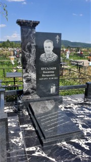 Памятник выполнен в комбинировании сдержанных прямых форм и гранита двух цветов.  Сочетание сдержанности, простоты и индивидуальности.