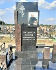 Памятник в сочетании коричневого и черного гранитов. Прямые формы и акцент на фотографии. Подойдет как для мужчины так и для женщины.