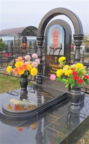 Памятник в виде арки, выполнен из черного гранита, точеные балясины придают арке индивидуальность и презентабельность.