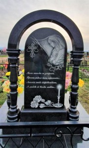 Памятник в виде арки, обратная сторона стелы может быть оформлена как памятной надписью так и пано во всю стелу.