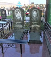 Памятник из зеленого гранита, выполнен в классическом варианте из сочетания цветного камня и простой формы.