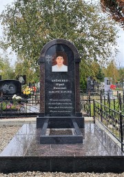 Памятник в виде арки, из сочетания камня двух цветов, может быть выполнен как с промежутком между стелой и аркой так и плотно прилегающими деталями арки к стеле.