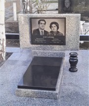 Горизонтальный памятник, классический вариант для семейного захоронения.