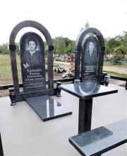 Семейное захоронение оформленное двумя одинаковыми памятниками, различающимися между собой только цветом камня на деталях арки.