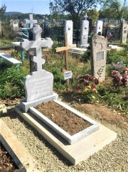 Памятник из мрамора,  выполнен в форме креста, подходит как для мужского так и для женского захоронения.
