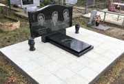 Семейный памятник из черного гранита, памятник для троих, дополнен простой формой.