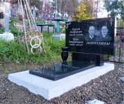 Семейный памятник, классической прямой формы из черного гранита, памятник для двоих.