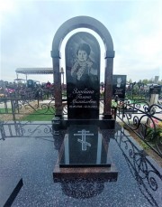Памятник в форме арки, из сочетания гранита двух цветов, подходит для женщины, для мужчины так же и для семейного захоронения.