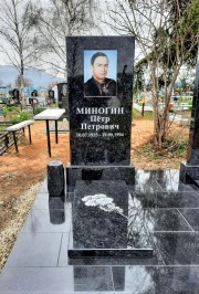 Памятник из черного гранита, классической прямой формы, памятник для мужчины.