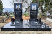 Памятник из черного гранита, классической прямой формы, памятник для мужчины, памятник для женщины, семейное захоронение.