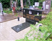 Памятник из зеленого гранита, семейный памятник.