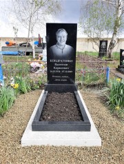 Памятник из черного гранита, классической прямой формы, памятник для мужчины, памятник для женщины.