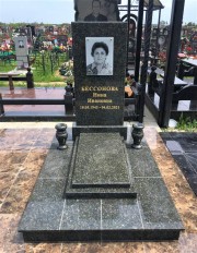 Памятник из зеленого гранита, достойный вариант как для женщины так и для мужчины.