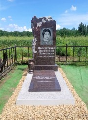Памятник из коричневого гранита с резной формой. Объемный крест и розы застывшие в камне - идеальный вариант памятника для женщины любого возраста.