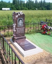 Памятник женщине, памятник с розами, памятник с крестом.