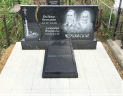 Семейный памятник из чёрного гранита,  с декоративным элементом в виде дополнительной стелы с гравировкой.