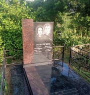 Памятник из сочетания коричневого и черного гранитов. Составные памятники всегда выглядят презентабельнее монохромных памятников, подходит для мужчины, для женщины, так же и для двоих усопших.