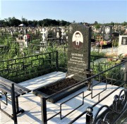 Памятник из зеленого гранита это универсальный вариант памятника для мужчины, для женщины и для любого возраста.