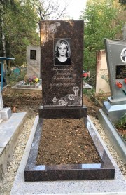 Памятник из коричневого гранита - универсальный вариант памятника как для женщины, так и для мужчины.