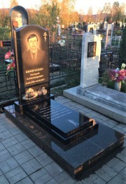 Памятник из черного гранита, с простой универсальной формой, подходит как для женщины так и для мужчины.