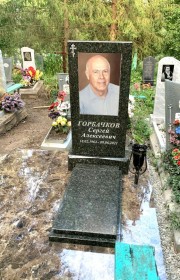 Зеленый гранит все больше набирает популярность в изготовлении памятников,  в зависимости от оформления памятник из зеленого гранита может быть как строгим так и нежным,  идеально подходит как для мужчины так и для женщины.