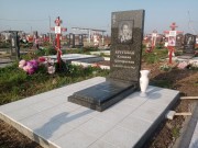 Памятник из зеленого гранита, классической прямой формы, дополнен портретом на черном граните.