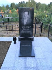 Прямой памятник из черного гранита - всегда актуальная классика, одинаково подходит как для мужчины так и для женщины, как для молодого парня так и для девушки.