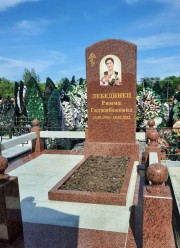 Памятник из красного гранита, простой классической формы. Памятник из цветного гранита один из вариантов выделить захоронение на общем фоне.