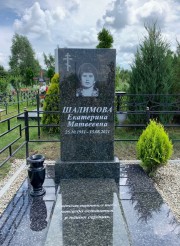 Памятник из зеленого гранита, одинаково подходит для женщины, мужчины, молодого парня и девушки.