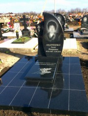 Составной памятник из черного гранита. Дополнительные, резные детали предают памятнику индивидуальность и сложность формы.