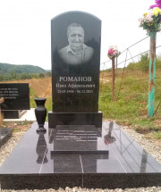 Памятник из черного гранита, памятник для мужчины, памятник для женщины.