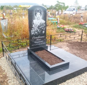 Памятник из черного гранита с простой классической формой идеально подходит как для женщины так и для мужчины.