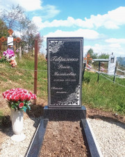 Памятник из черного гранита, памятник без фото, памятник для женщины, памятник с розами.