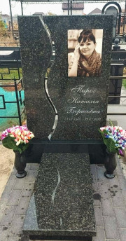 Памятник из зеленого гранита, прямой геометрической формы. Вертикальная, воздушная волна добавляет легкость и индивидуальность. Может быть установлен как женщине так и мужчине.