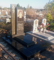 Памятник составной, сочетание двух цветов и прямых форм придает памятнику элегантность и актуален будет в любое время.