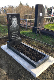 Прямой памятник из черного гранита - классический, долговечный, практичный вариант для оформления захоронения.