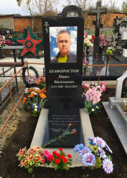 Прямой памятник из черного гранита, оформлен цветной фотографией. Благодаря яркости фото памятник становится более заметным и выделяющимся на общем фоне.