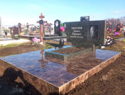 Памятники из зеленого гранита всегда выглядят более благородно и презентабельно на общем фоне из черных памятников.