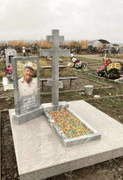 Памятник из мрамора в виде креста. Форм и вариантов оформления памятников с крестом множество. Подходит как для женского, мужского так и для семейного захоронения.