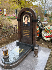 Памятник в форме "арка", памятник из коричневого гранита, памятник для женщины, памятник для мужчины.